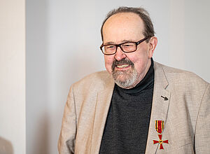 Wolfgang Braun im Mercatorzimmer mit dem Bundesverdienstkreuz am Revers