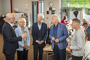 Das Foto zeigt OB Sören Link, Bildungsdezernentin Astrid Neese, Sparkassendirektor Dr. Joachim Bonn, Volkshochschuldirektor Volker Heckner mit der Lehrkraft Uwe Schwarz bei deren Besuch im Lerntreff Hochfeld