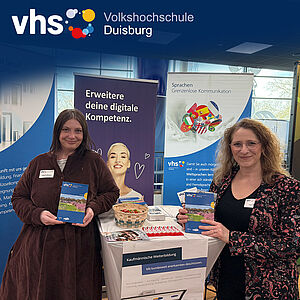Zwei Mitarbeiterinnen der VHS Duisburg am Messestand