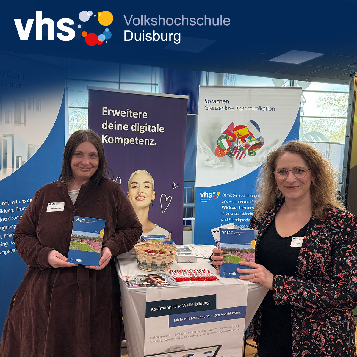 Zwei Mitarbeiterinnen der VHS Duisburg am Messestand
